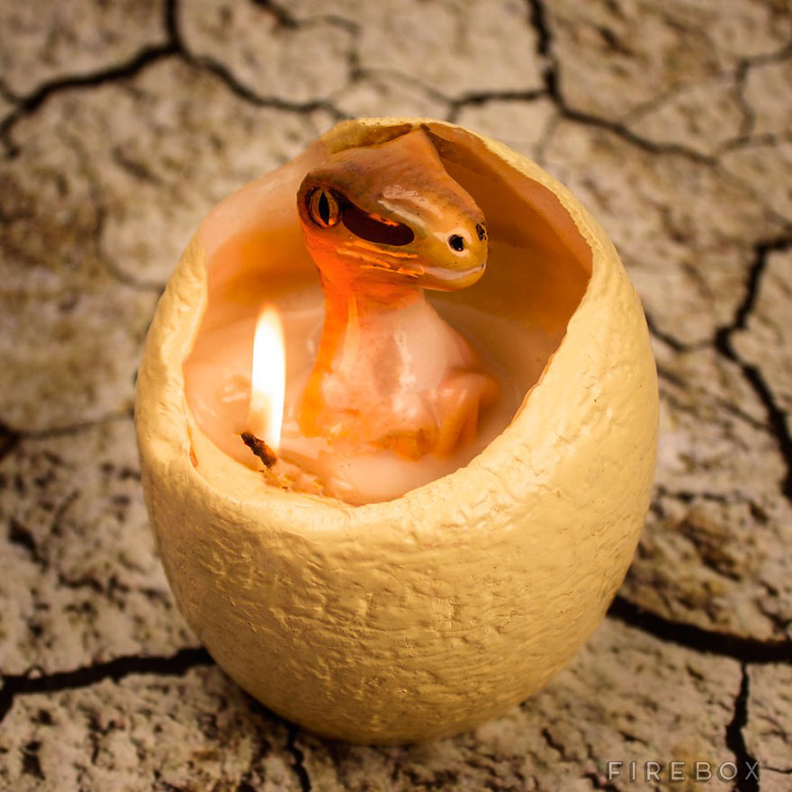 De esta vela en forma de huevo de dinosaurio "eclosiona" una cría de velocirraptor al derretirse