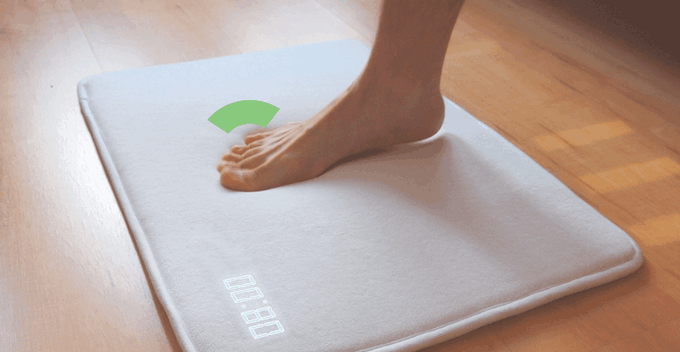 Esta alfombra - despertador no para hasta que no la pisas con ambos pies