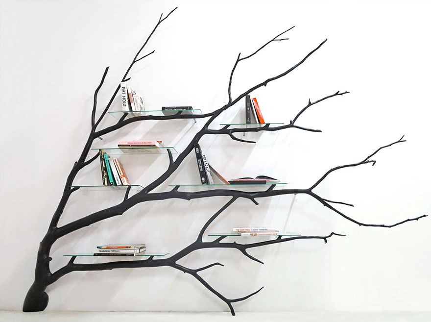Este artista chileno encontró un rama de árbol caída y la convirtió en estantería