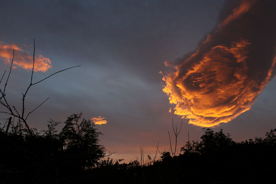 Una sorprendente formación de nubes aparece sobre Portugal y la llaman "La mano de Dios"