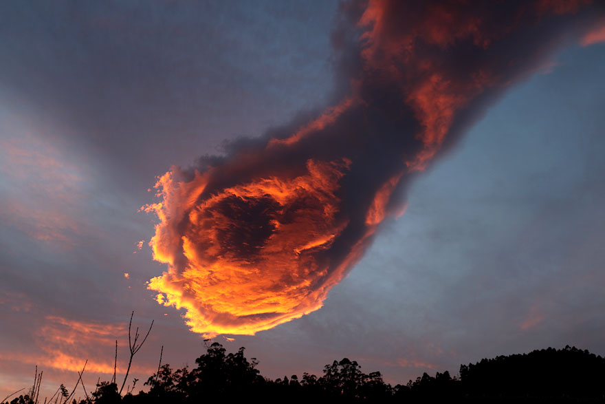 Una sorprendente formación de nubes aparece sobre Portugal y la llaman "La mano de Dios"