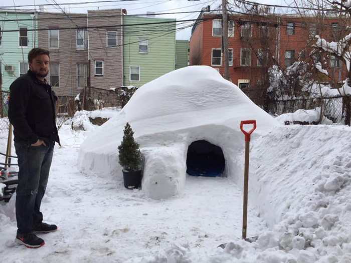 Este hombre construyó un iglú en Brooklyn durante la ventisca y lo puso en Airbnb por 200$