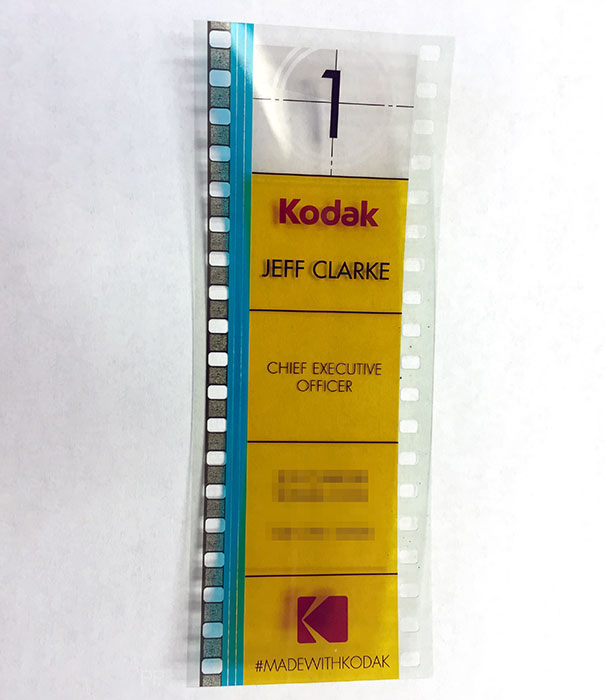 Este ejecutivo de Kodak usa una película de 35 mm como tarjeta comercial