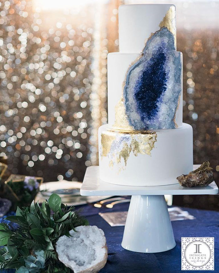Esta tarta de bodas de amatista fue creada bajo mucha presión