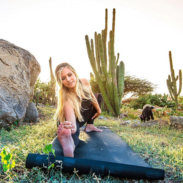 Esta yogini y su cabra son las más adorables compañeras de yoga 