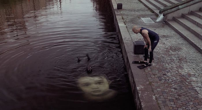 Este dúo bromista sueco crea obras no autorizadas bajo el agua y galerías subterráneas
