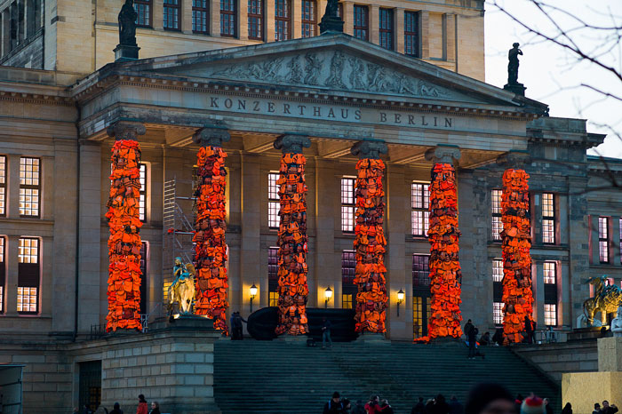 Este artista chino cubre el Konzerthaus de Berlín con 14.000 chalecos salvavidas de refugiados