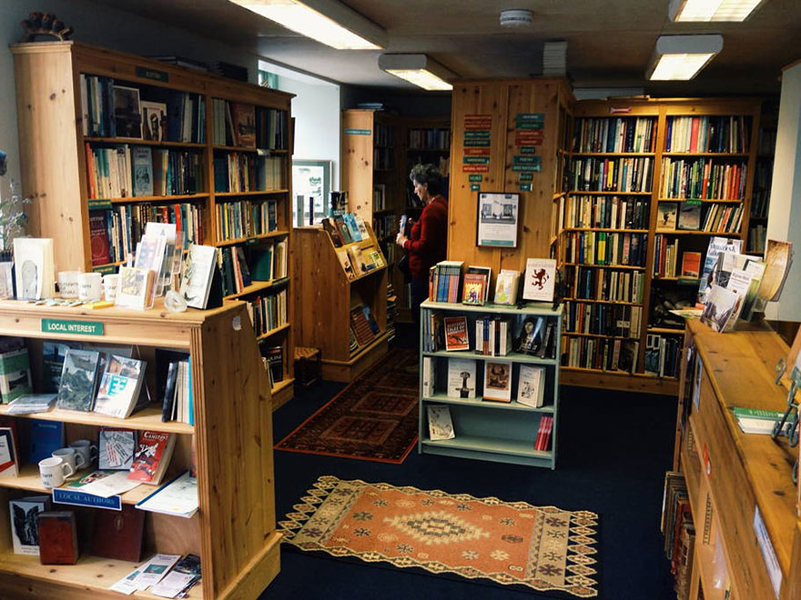 Los viajeros que pernoctan en este lugar de Escocia se turnan para llevar la librería del piso de abajo