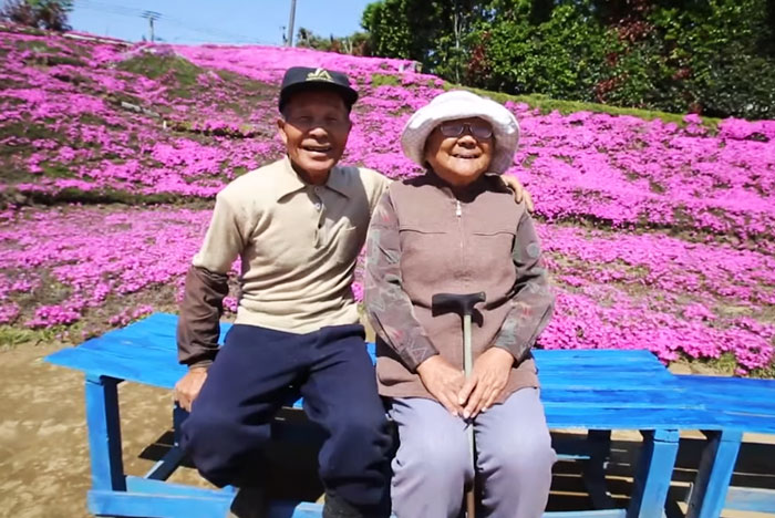 Este marido pasó 2 años plantando miles de flores para que su esposa ciega las oliera