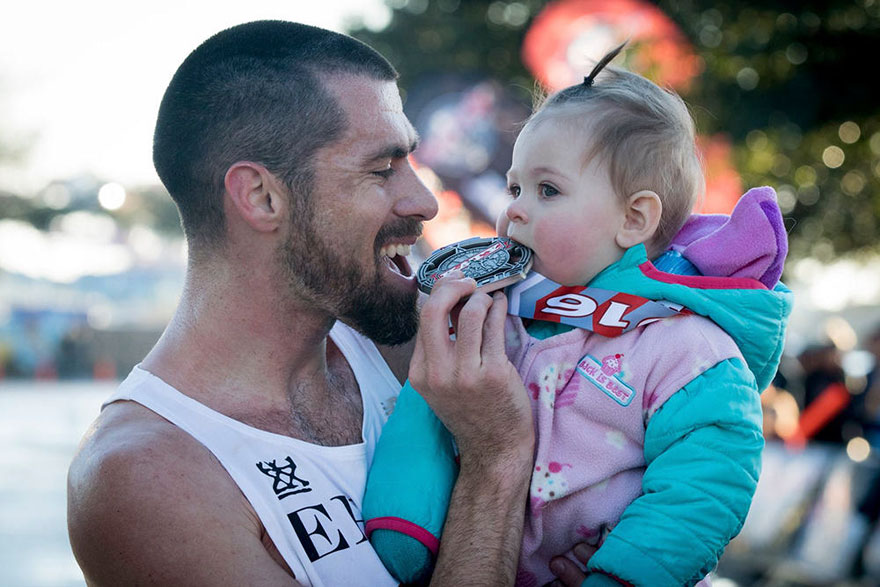 padre-ganador-maraton-carrito-hija-calum-neff (4)