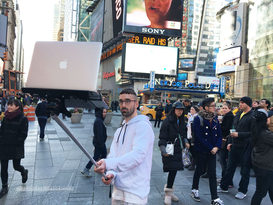 Este palo de selfies para MacBook es más divertido que quienes se hacen fotos con Ipads