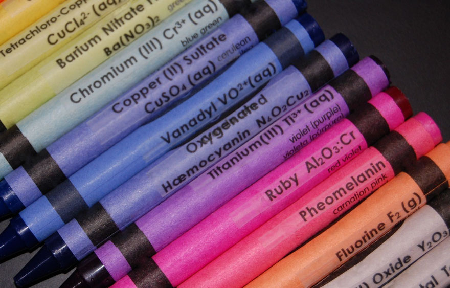Estas pegatinas de los elementos químicos para los crayones ayudan a los niños a aprender la tabla periódica mientras pintan
