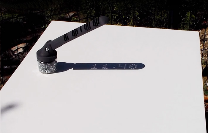Este reloj de sol impreso en 3D muestra la hora como un reloj digital