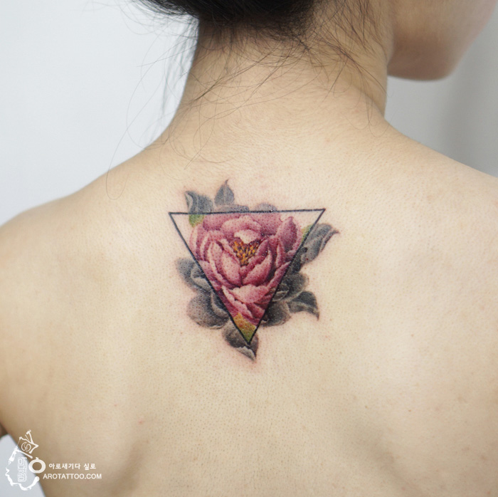 Tatuajes florales que parecen pinturas de acuarela sobre la piel