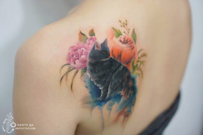 Tatuajes florales que parecen pinturas de acuarela sobre la piel