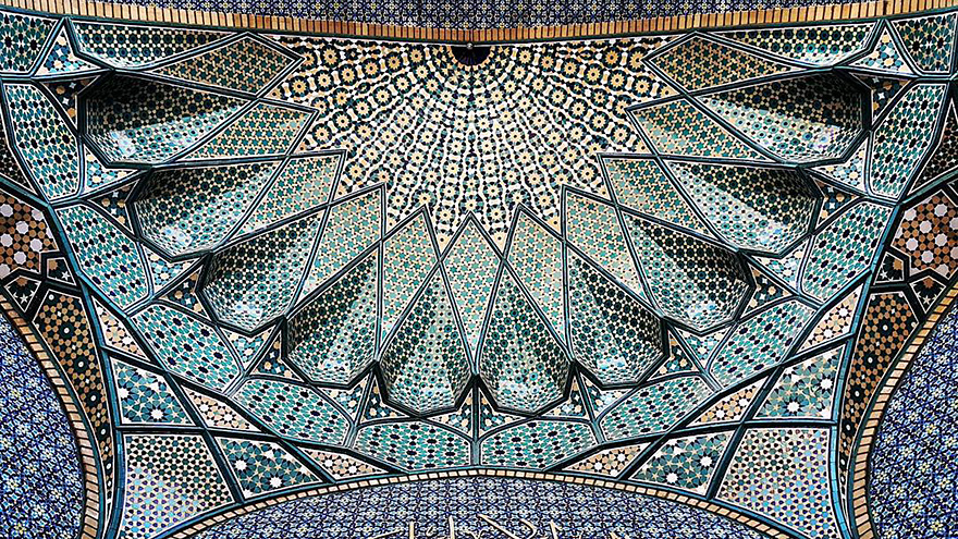 La hipnótica belleza de los techos de las mezquitas iraníes