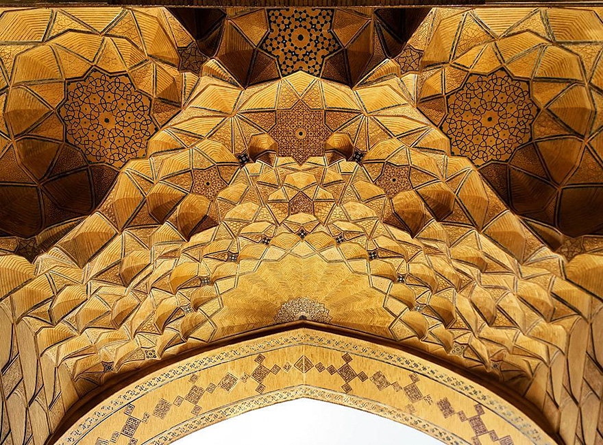 La hipnótica belleza de los techos de las mezquitas iraníes