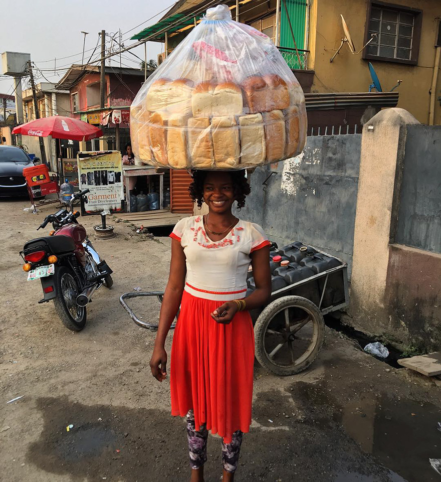 Esta vendedora de pan nigeriana hizo photobomb accidentalmente a una estrella del pop y consiguió un contrato de modelo
