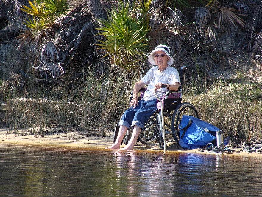 Esta anciana de 90 años padece cáncer, pero eligió irse de viaje con su familia en vez de tratarse
