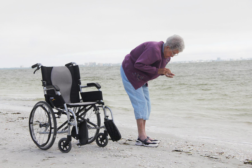 Esta anciana de 90 años padece cáncer, pero eligió irse de viaje con su familia en vez de tratarse