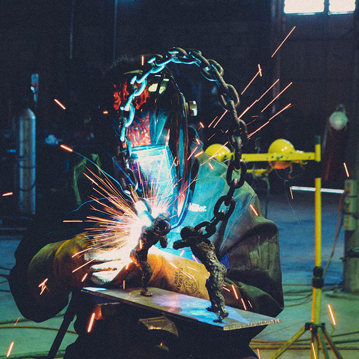 Este soldador mexicano pasa cientos de horas transformando metal en obras de arte asombrosas