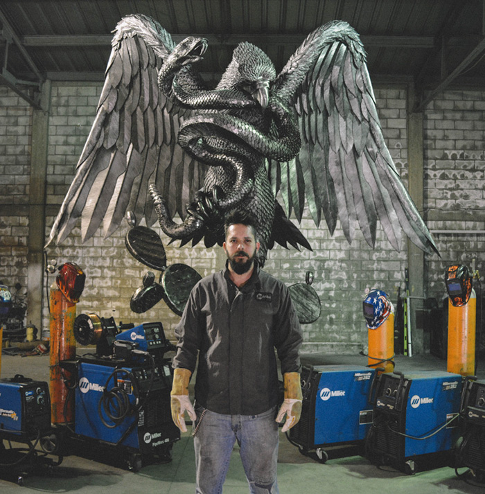 Este soldador mexicano pasa cientos de horas transformando metal en obras de arte asombrosas
