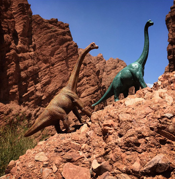 Las fotos de viajes mejoran al instante con dinosaurios de juguete