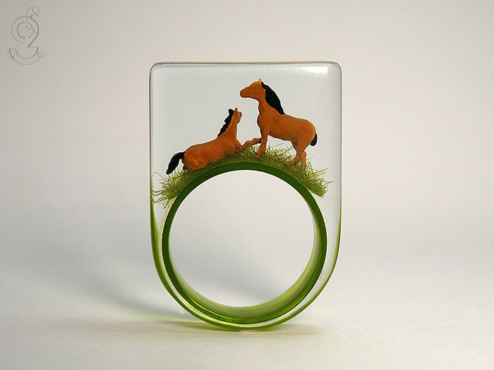 Escenas en miniatura dentro de anillos, por Isabell Kiefhaber
