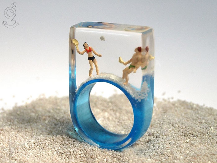 Escenas en miniatura dentro de anillos, por Isabell Kiefhaber