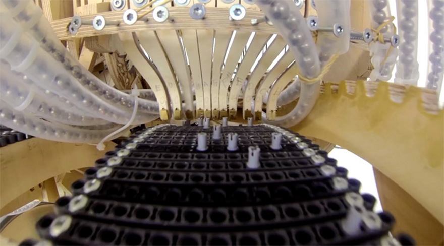 Este nuevo instrumento de locura utiliza 2000 canicas para hacer música