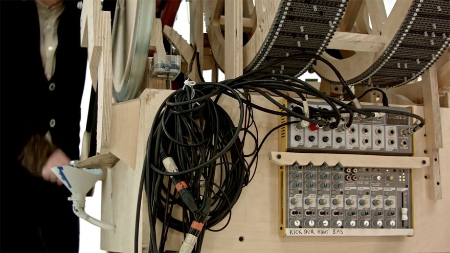 Este nuevo instrumento de locura utiliza 2000 canicas para hacer música