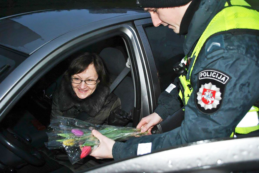 policia-lituania-flores-dia-internacional-mujeres (11)