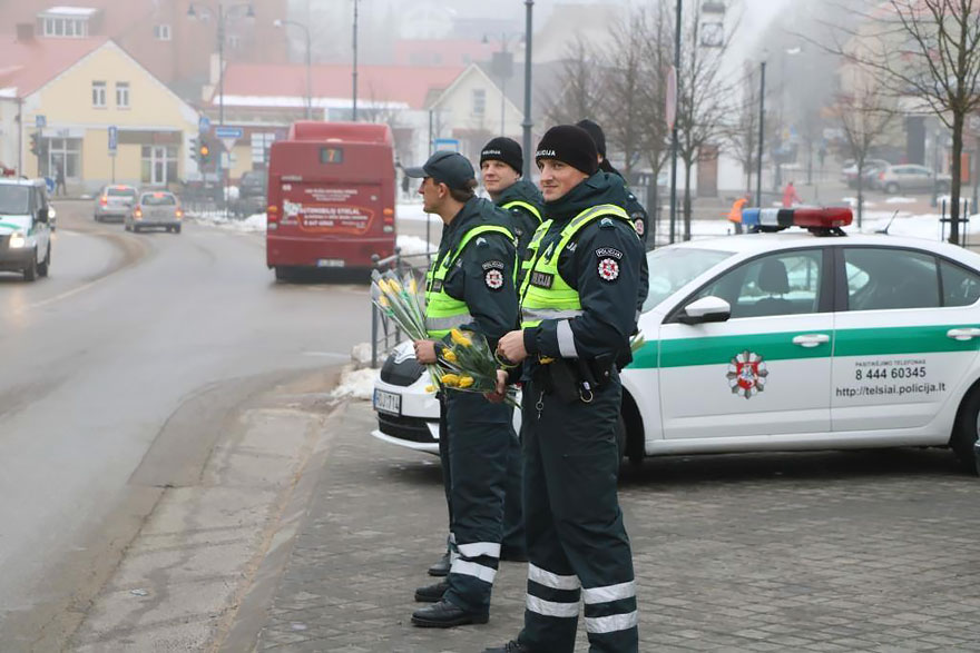 policia-lituania-flores-dia-internacional-mujeres (2)