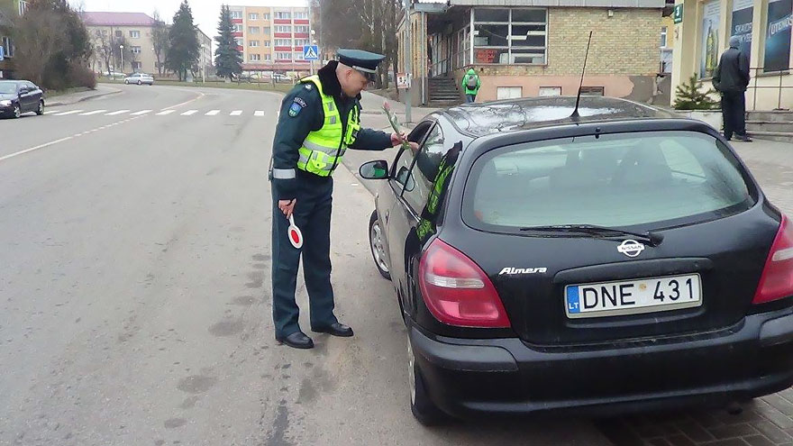 policia-lituania-flores-dia-internacional-mujeres (3)
