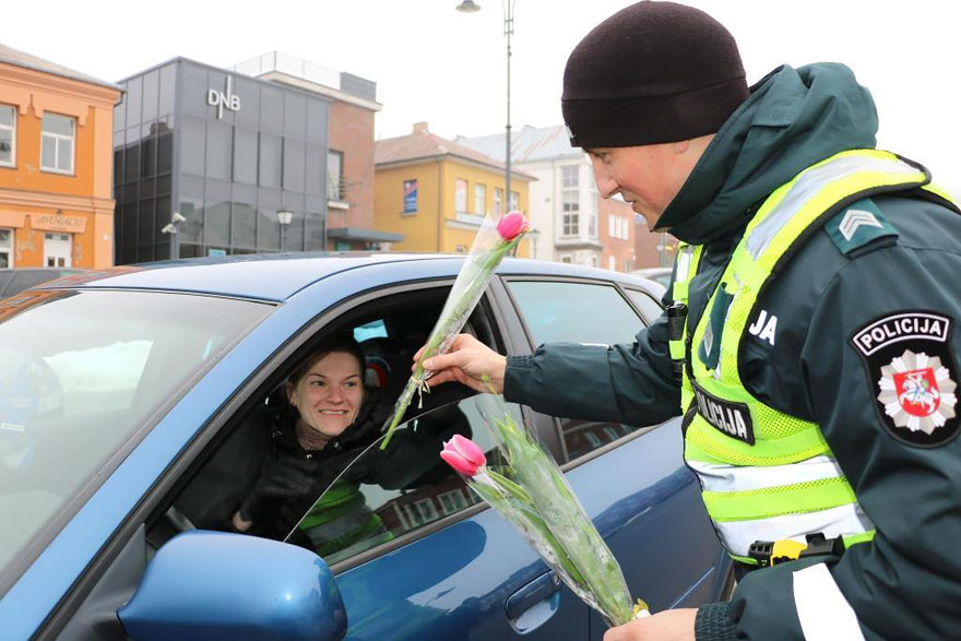 policia-lituania-flores-dia-internacional-mujeres (5)