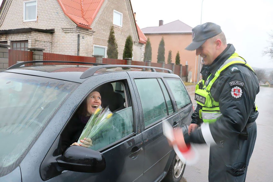 policia-lituania-flores-dia-internacional-mujeres (7)