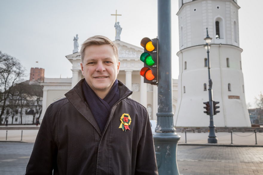Los semáforos de Vilnius adoptan los colores de la bandera lituana para celebrar su Día de la Independencia
