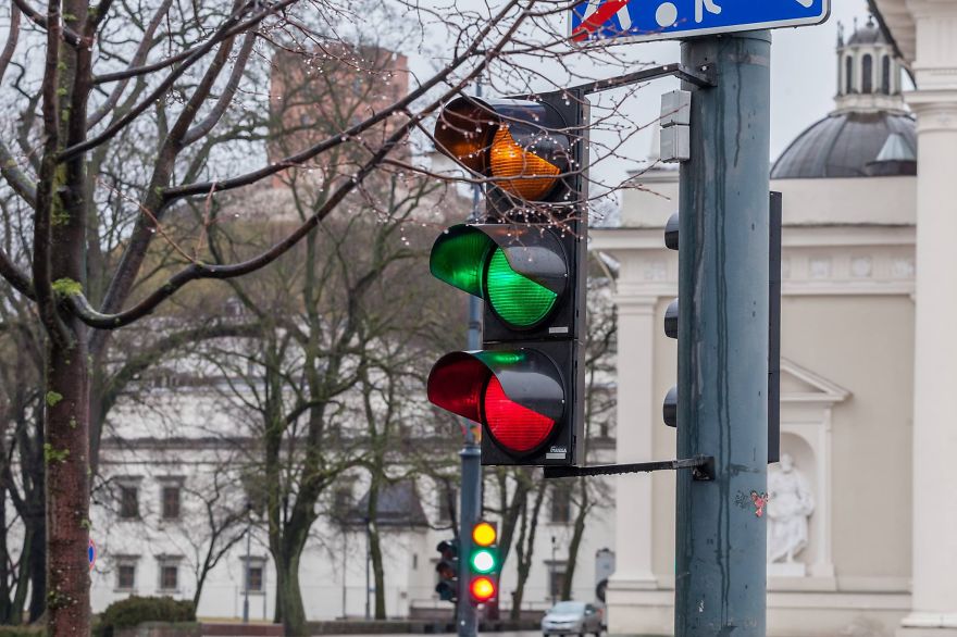 Los semáforos de Vilnius adoptan los colores de la bandera lituana para celebrar su Día de la Independencia
