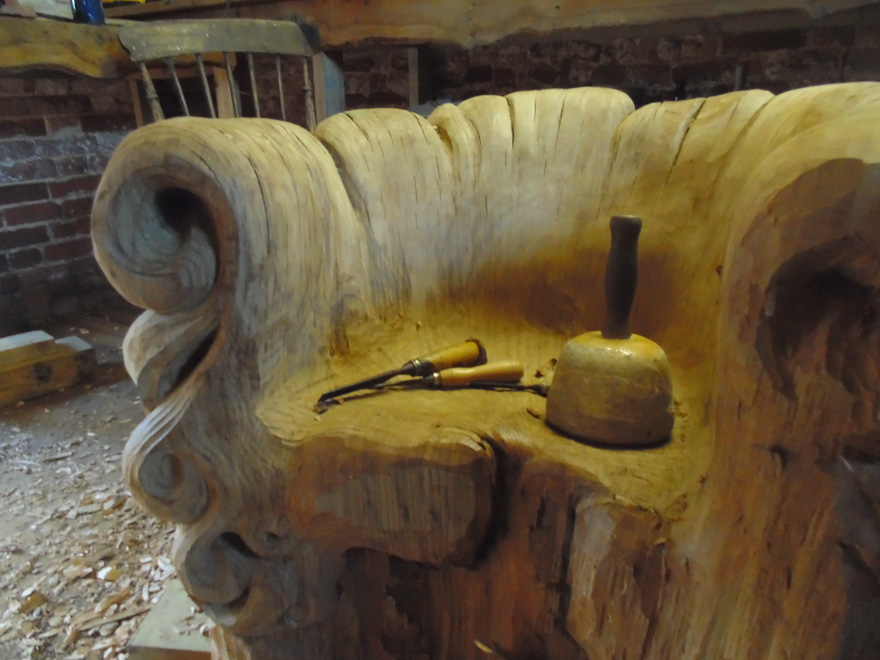 Este tocón de roble se usó para tallar una silla increíble, por Alex Johnson
