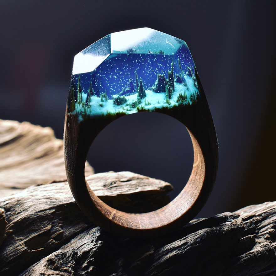 Mundos en miniatura dentro de estos anillos de madera creados por Secret Wood
