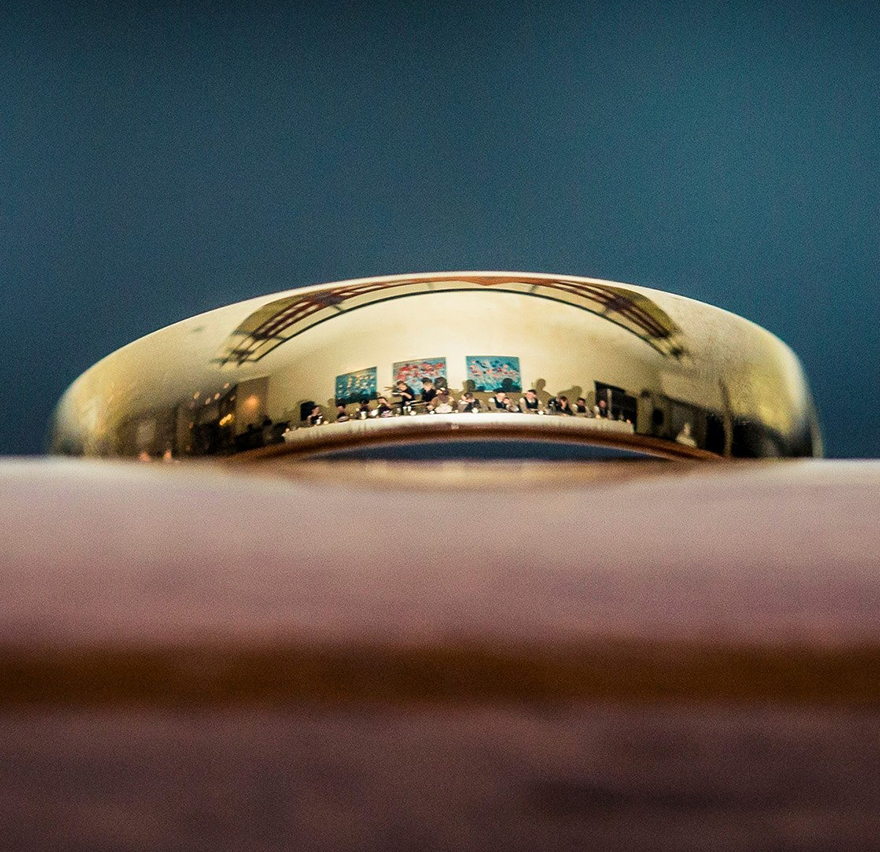 Este fotógrafo autodidacta ha encontrado una forma única de fotografiar bodas: reflejadas en anillos