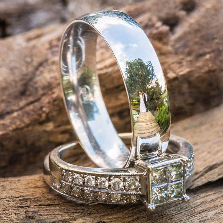 Este fotógrafo autodidacta ha encontrado una forma única de fotografiar bodas: reflejadas en anillos
