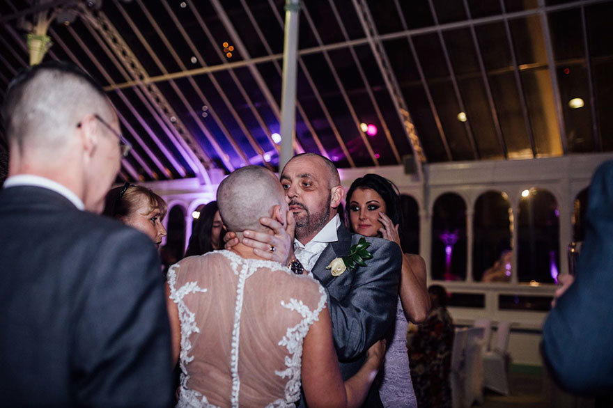 Esta novia se rapó la cabeza en su boda para apoyar a su novio enfermo terminal