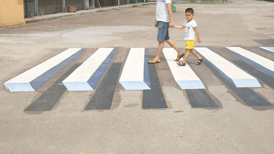 Pinturas en 3D utilizadas para frenar a conductores peligrosos en India