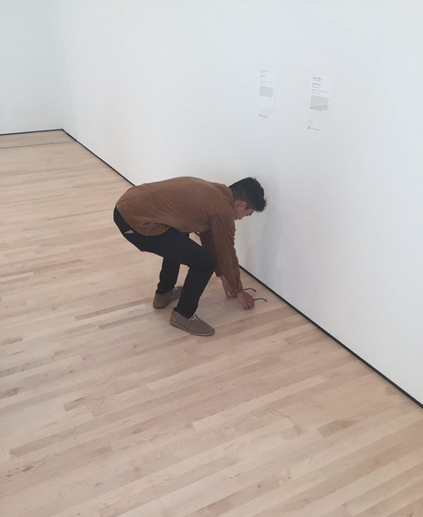 Dejaron unas gafas en el suelo del museo y los visitantes pensaron que era arte