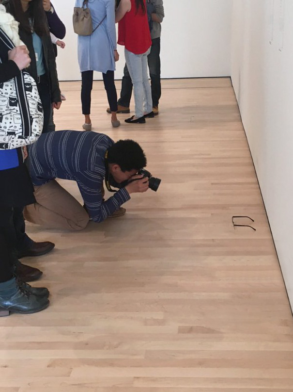 Dejaron unas gafas en el suelo del museo y los visitantes pensaron que era arte