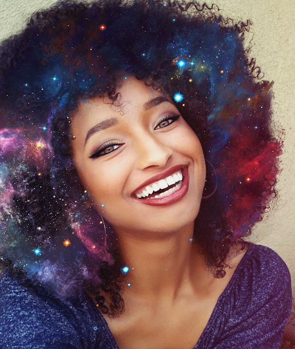 Peinados afro convertidos en galaxias floridas para que las mujeres negras se enorgullezcan de sus raíces africanas