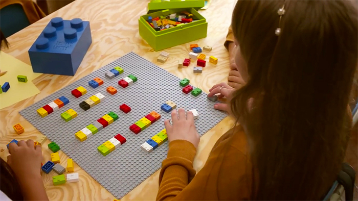 Estas innovadoras piezas en Braille tipo Lego ayudan a los niños invidentes a aprender a leer mientras juegan