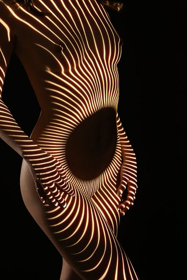 Este fotógrafo viste a mujeres desnudas con luces y sombras (NSFW)