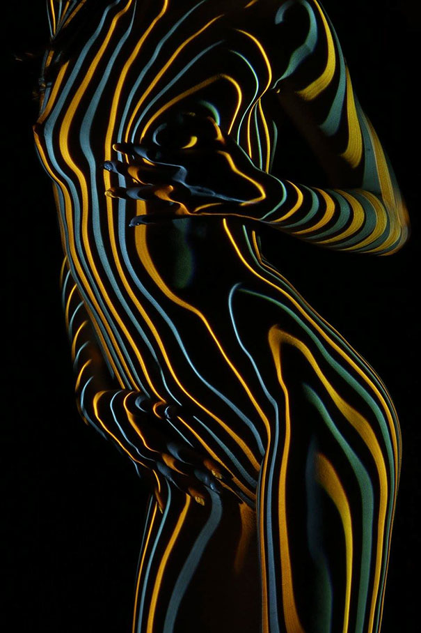 Este fotógrafo viste a mujeres desnudas con luces y sombras (NSFW)